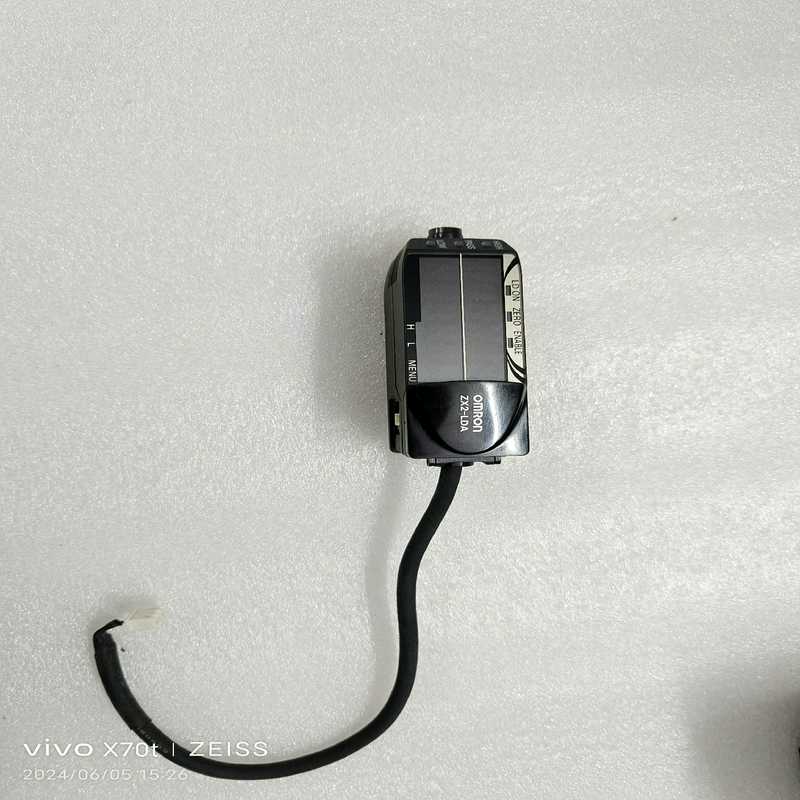 询价~OmRon传感控制器 ZX2-LDA，激光位移传感器