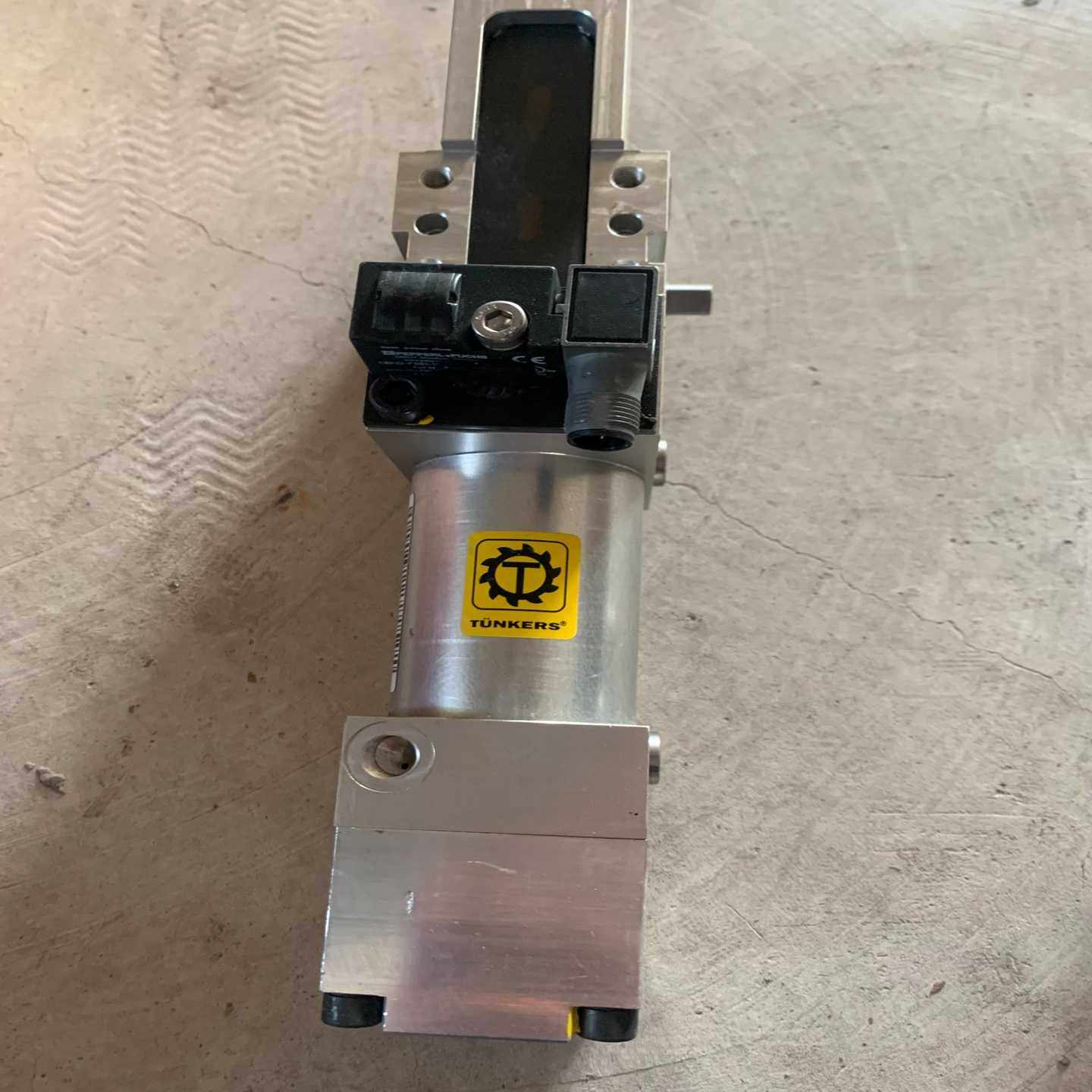 询价~TUNKERS TUNKERS 气缸，型号V40  ZL