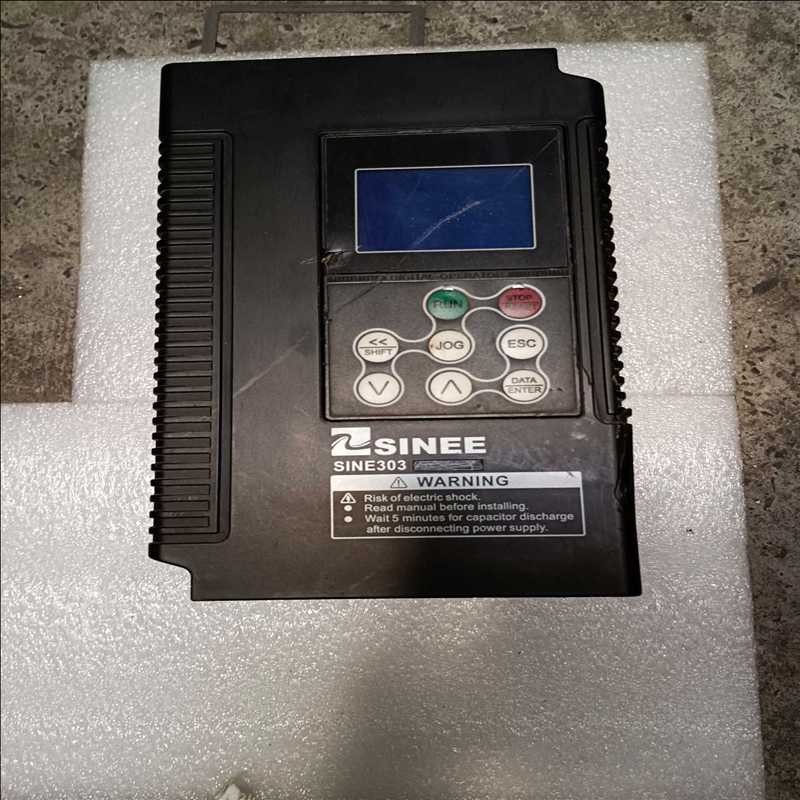 正弦变频器SINE303-1R5G/2R2P 实物图，功能包（崽载电子）