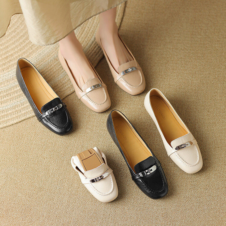 2023新款圆头金属扣装饰软底真皮浅口单鞋女休闲通勤低跟奶奶鞋