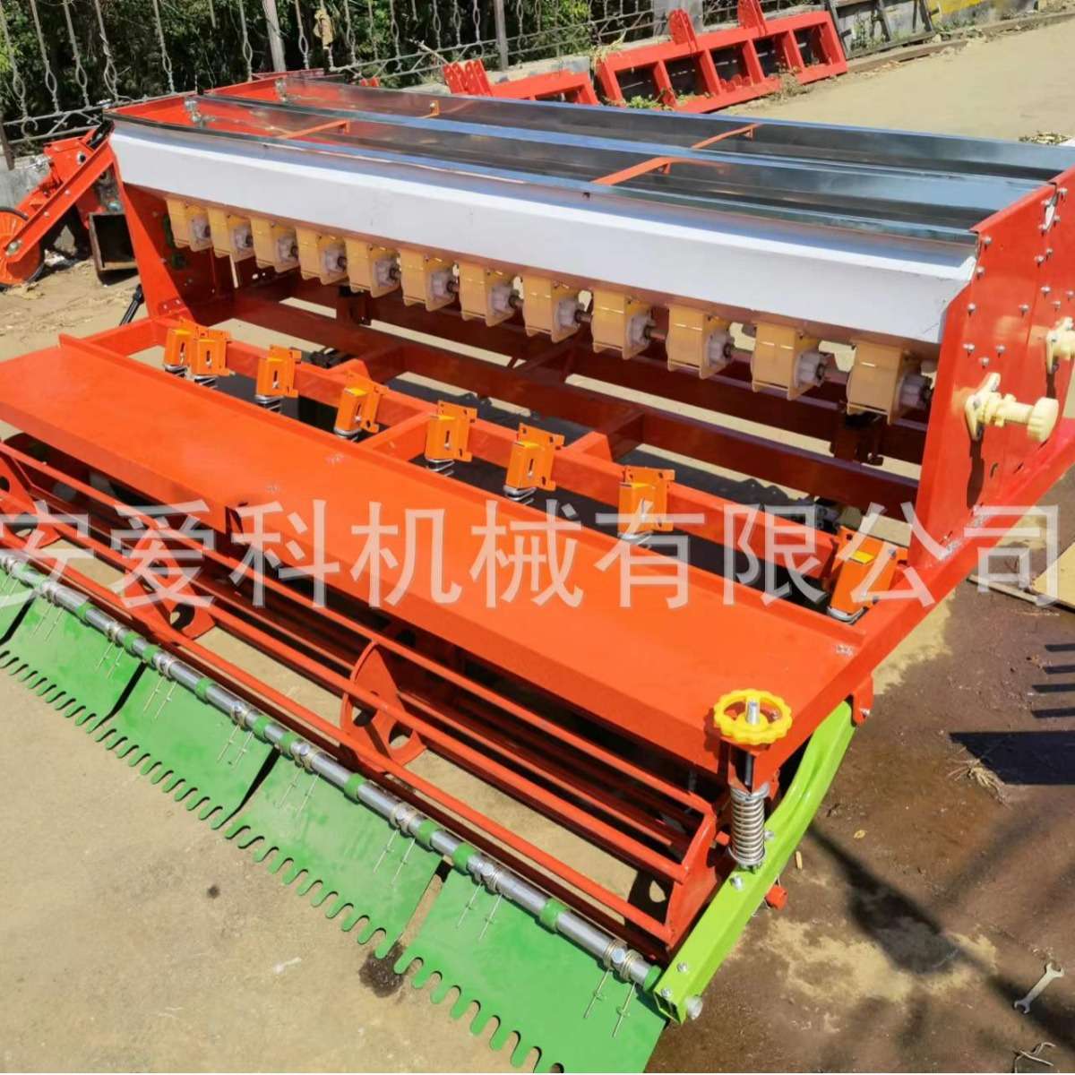 新款小麦播种机开沟施肥种箱分离条播小麦播种机拖拉机带动播种机