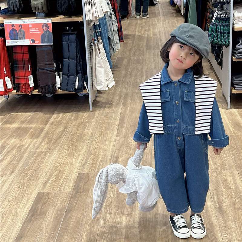 婴幼儿连体衣2023年春款男女童宽松牛仔工装连体裤~送条纹披肩