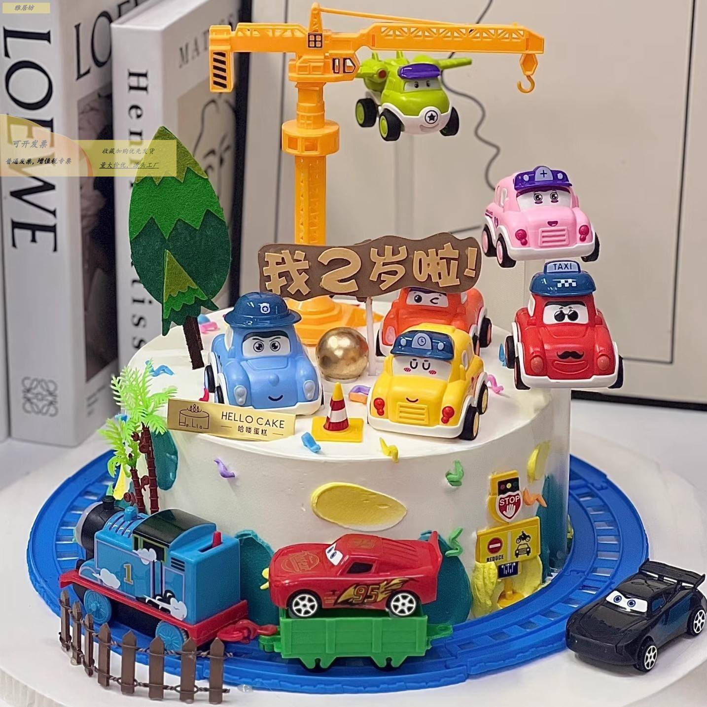 Q萌卡通车蛋糕装动水德名雪汽车总员火车轨道吊路障摆件绿饰树塔
