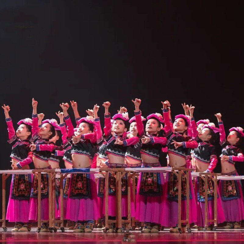 第十一届小荷风采小手绣花献给党儿童民族演出Q服瑶族表演服装舞