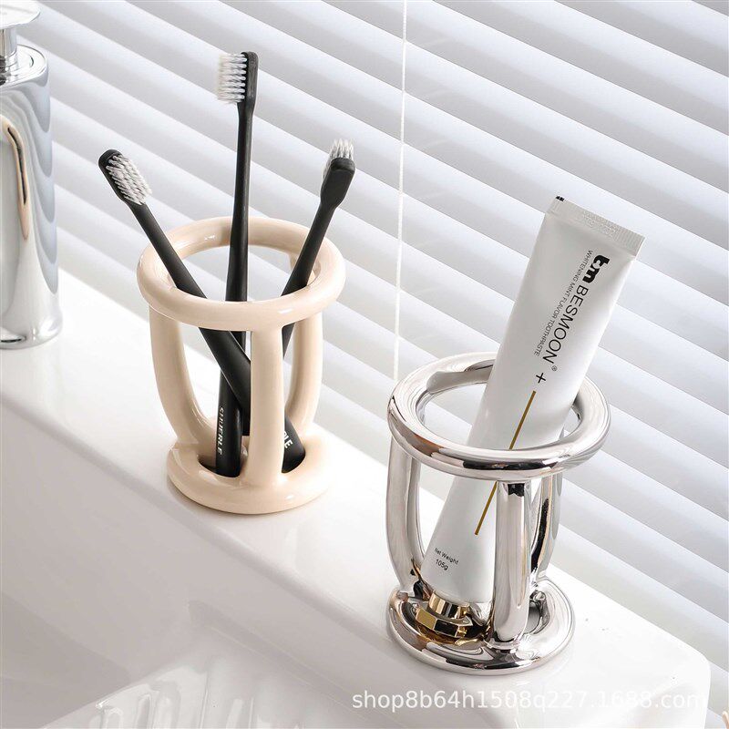 卫生间创意牙刷置物架子一家三口牙D具牙膏化妆笔收纳架牙刷座陶