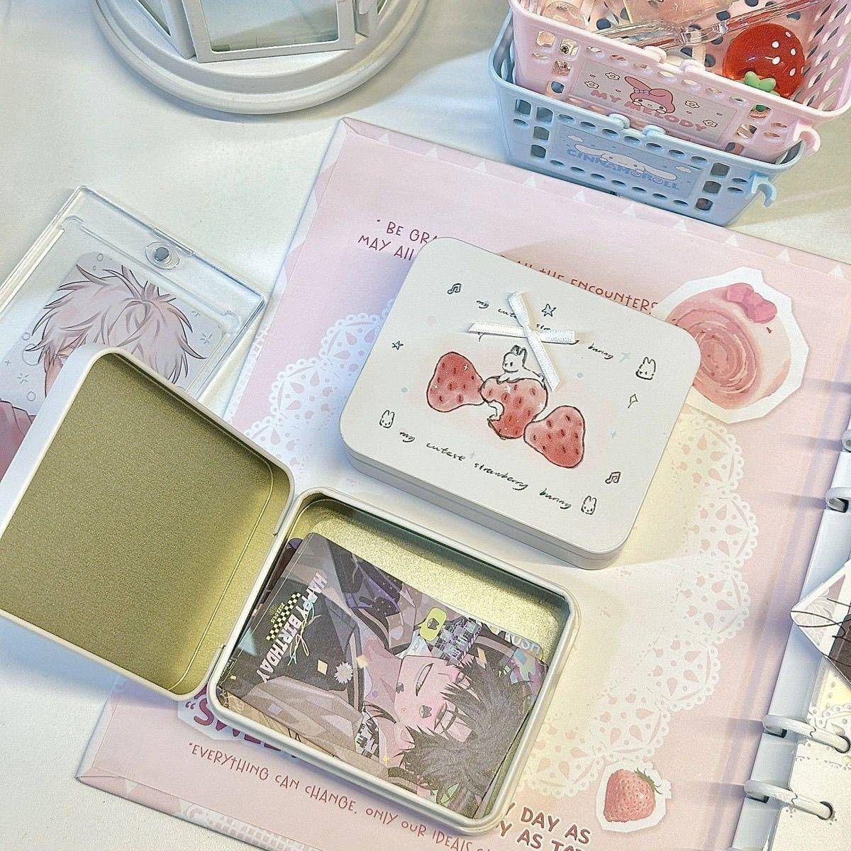 草莓小兔翻盖铁盒小卡收纳盒原创旋转木马粉色马光白卡膜收纳铁盒