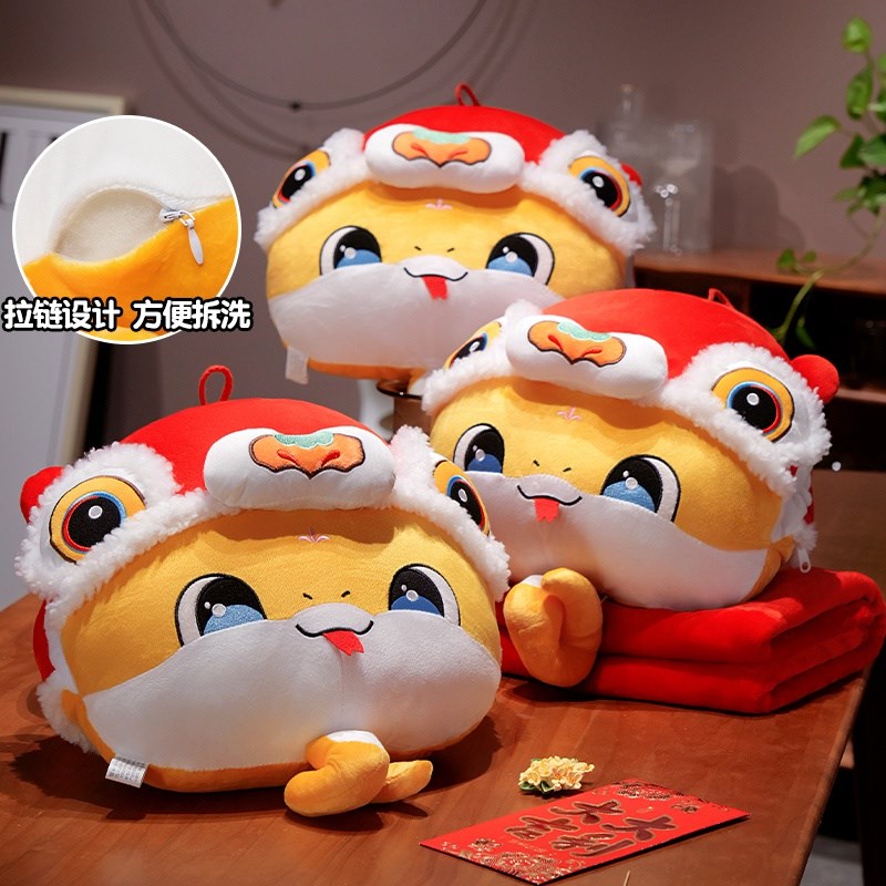 蛇年吉祥物暖手抱枕被子两u用车载靠背垫毯子二合一办公室午睡枕