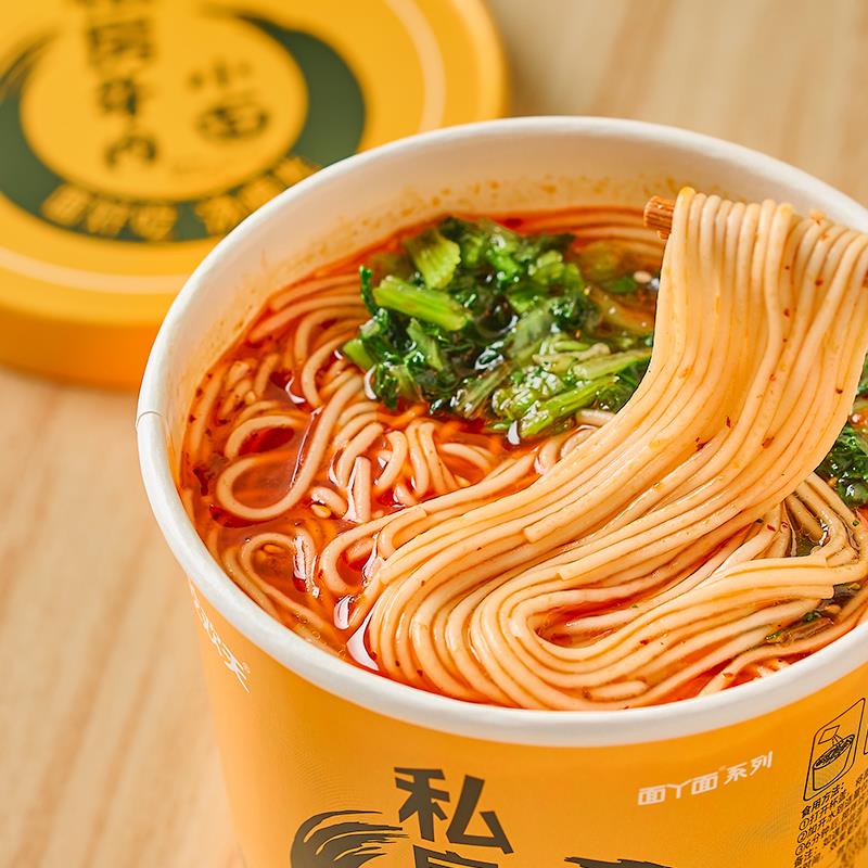 吃欢天重庆小面私房牛肉面桶装整箱冲泡速食方便面懒人夜宵桶装图片
