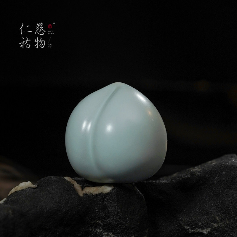 汝窑桃喜手把件手上把玩物件解压桌面寿桃小摆件陶瓷随身盘玩礼物
