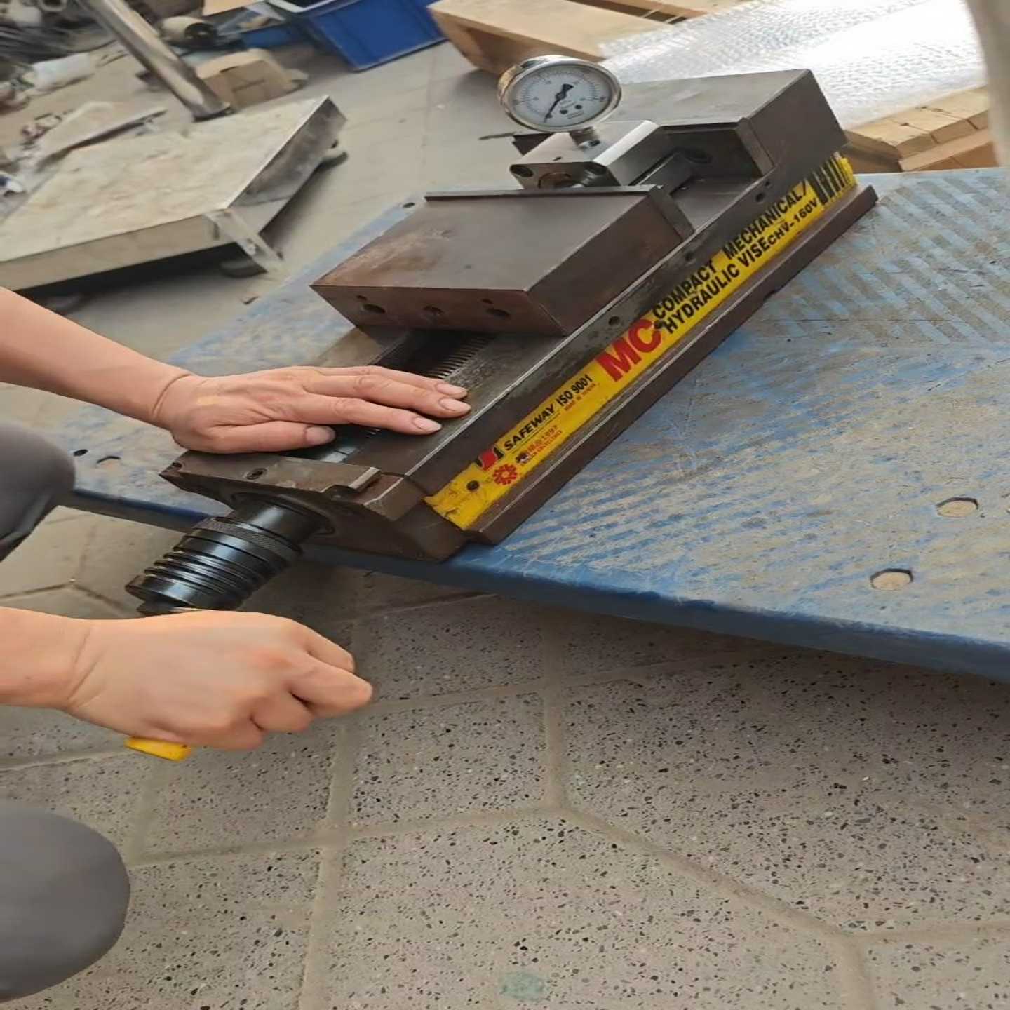 台湾协威SAFEWAY 六寸液压倍力虎钳CHV-160台（电子设备）