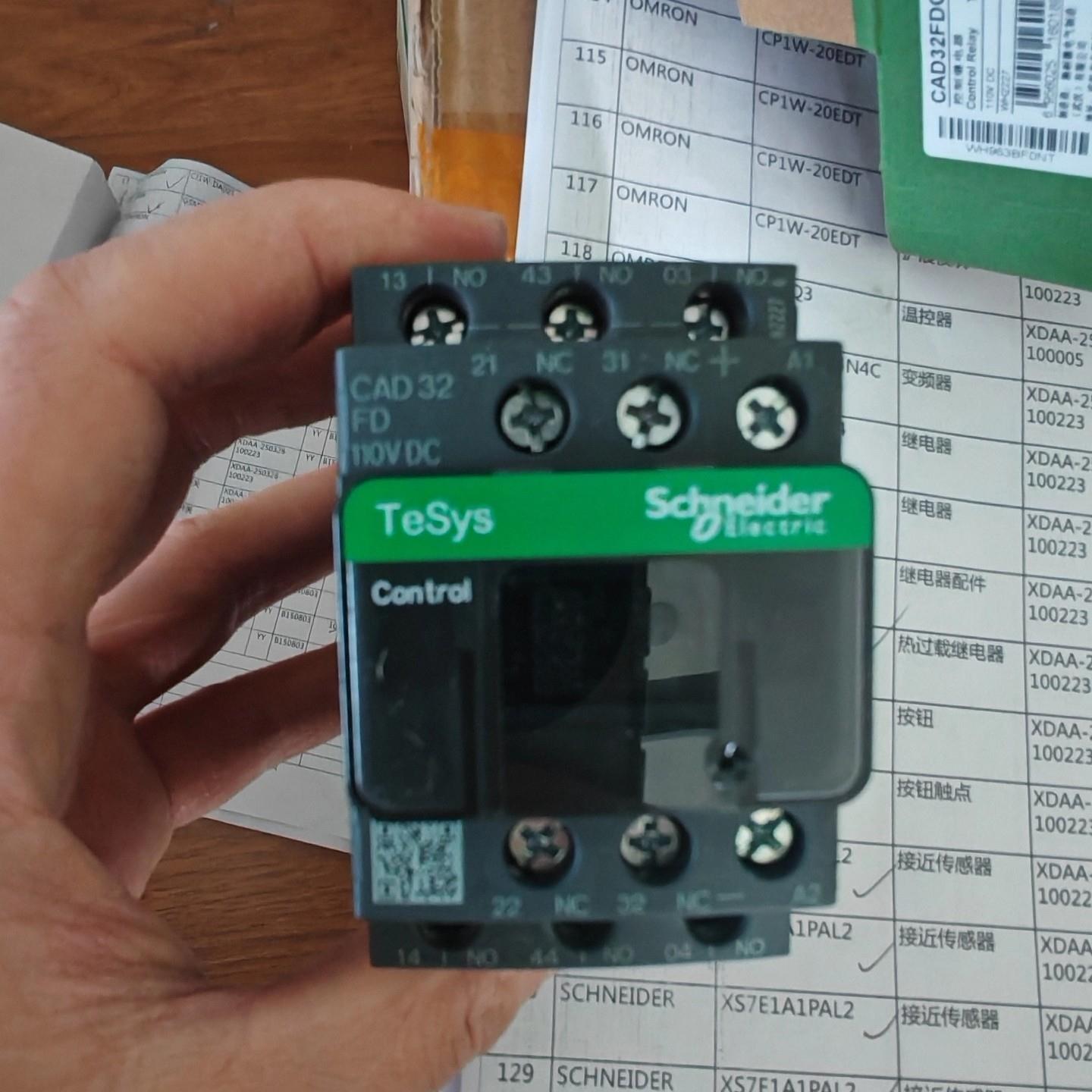 议价产品全新 施耐德接触器，CAD32FDC 直流110V线圈，新款