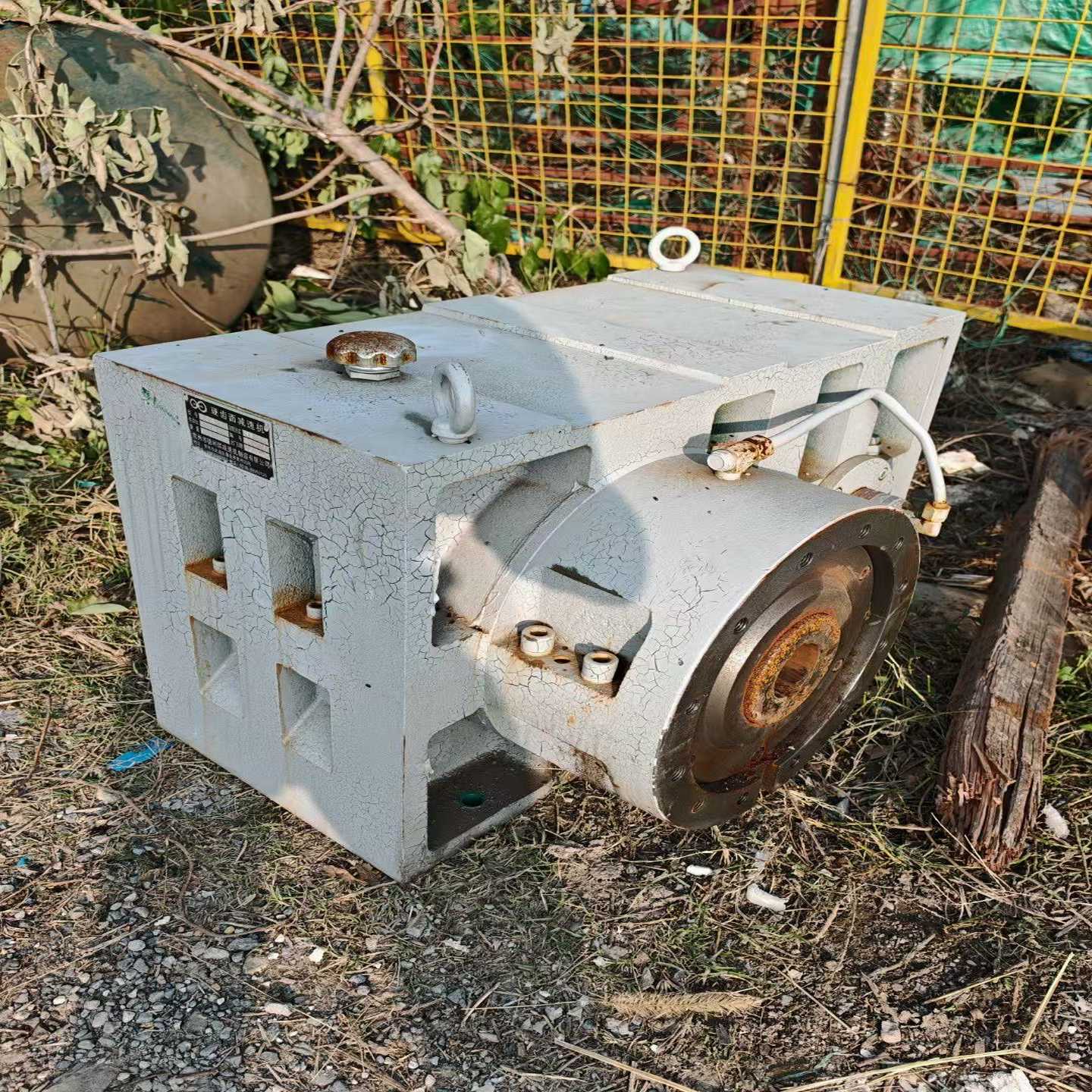 拆机200型硬齿面减速机一台、表面一层浮灰、使用时间短、成