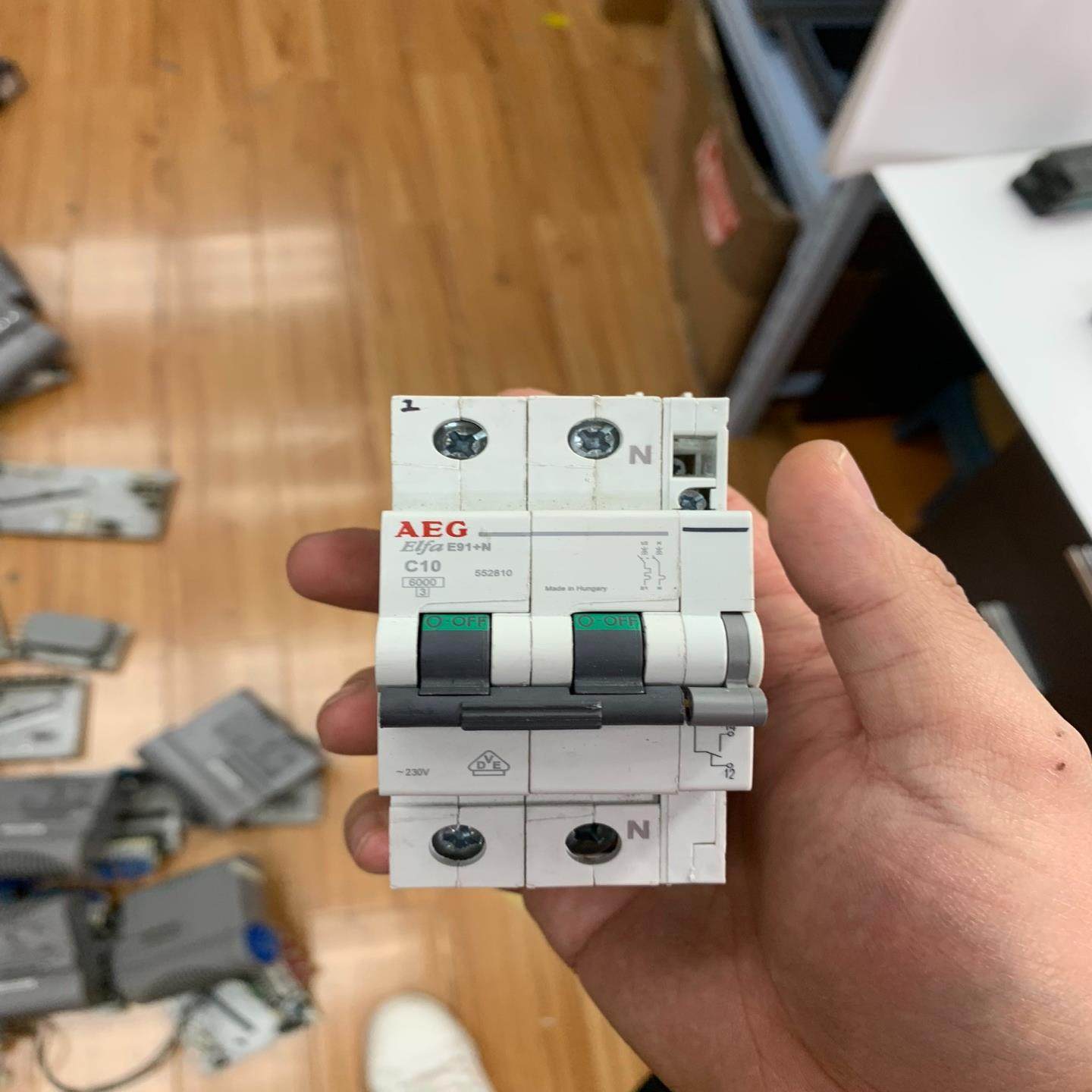 询价552810AEG开关模块！成色非常好！来