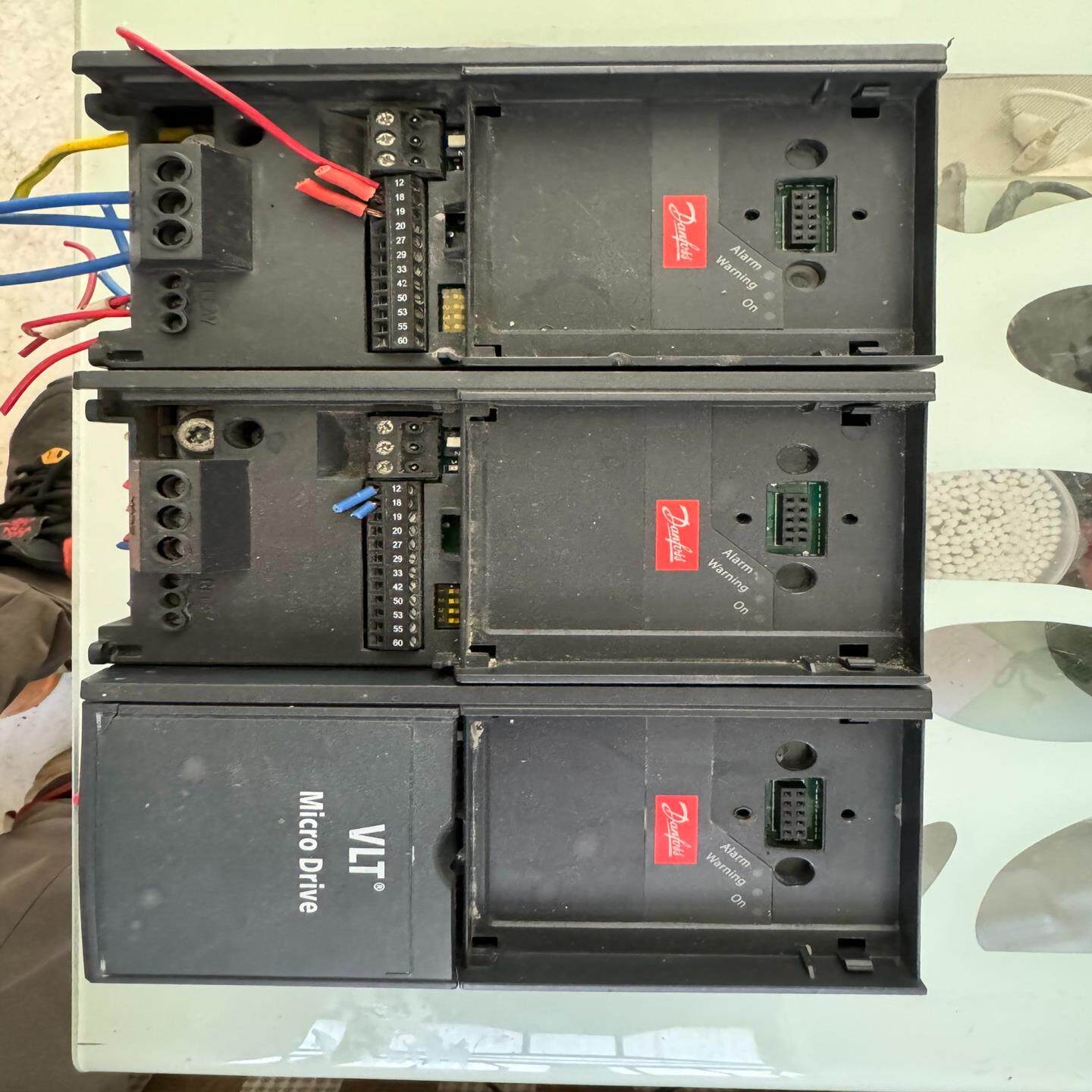 丹弗斯变频器FC-051P2K2T4E20H3B现货拆机3