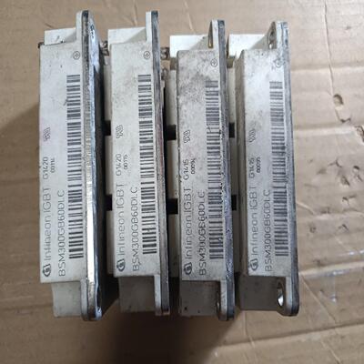 英飞凌模块BSM300GB60DLC，两个外壳完好，两个外壳