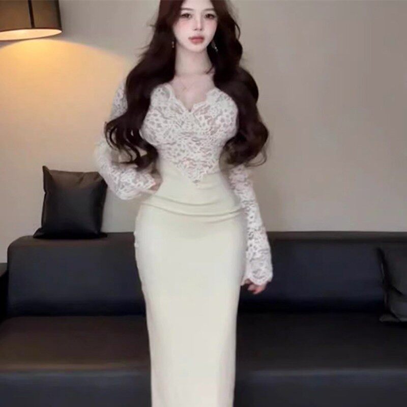 v领蕾丝拼接针织连衣裙2025秋冬季新款小众设计感包臀鱼尾裙D4183
