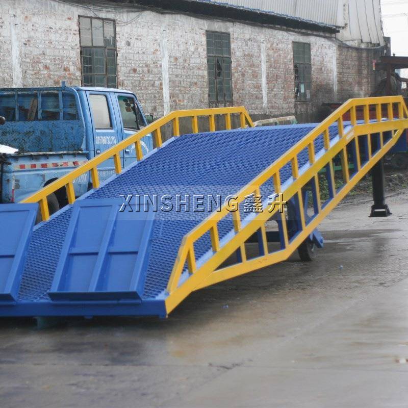 移动式液压登车桥手动齿轮升降10吨物流仓库叉车卸货通道使用