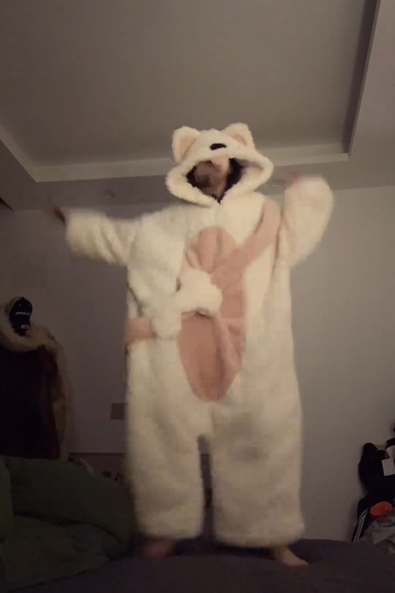 新款可爱连体睡衣女冬季保暖连帽卡通搞怪沙雕北极熊家居服睡袍