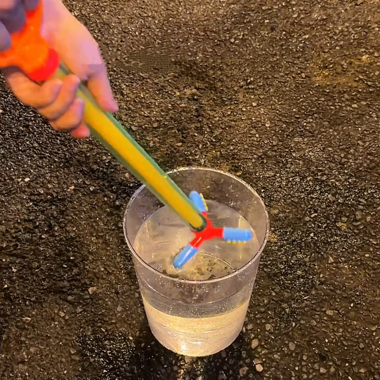 趣味互动玩具打水仗拍照沙滩漂流棒棒糖抽拉式喷水烟花戏水