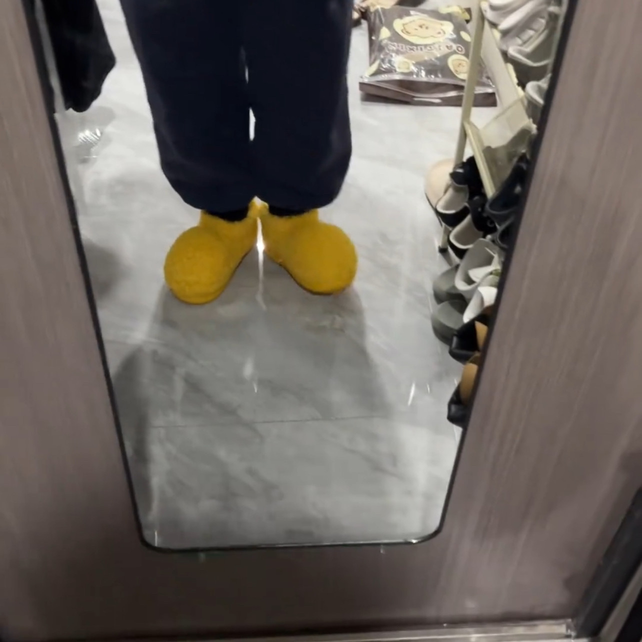 鞋子女ins风全包防滑冬天外穿家居棉鞋可爱大头黄色毛毛靴子