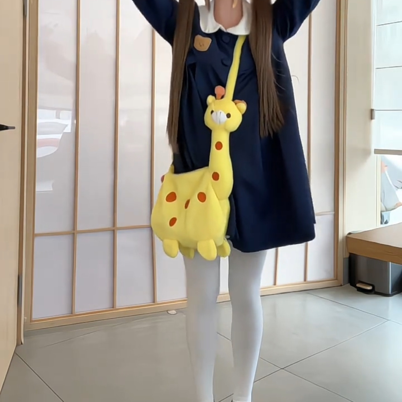 新款动物背包斜挎包长颈鹿黄色可爱卡通包女玩偶毛绒少女公仔