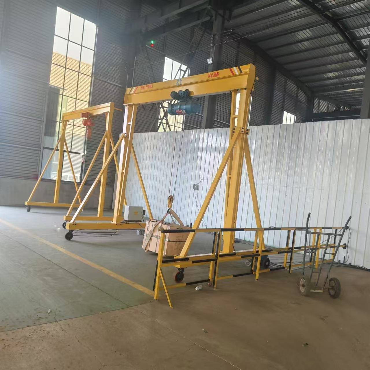 轨万向龙门架车库房电RFA动升降间式简龙门架小型无龙易门吊