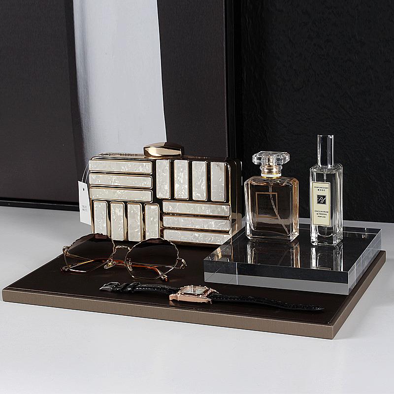 样板房衣帽间主卧衣柜梳妆台女士太阳镜手表手套摆件装饰托盘组合