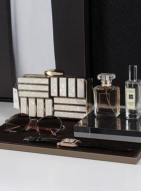 样板房衣帽间主卧衣柜梳妆台女士太阳镜手表手套摆件装饰托盘组合