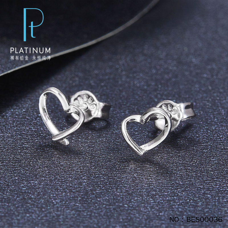 皕宝楼PT950铂金耳钉 镂空爱心 白金耳钉