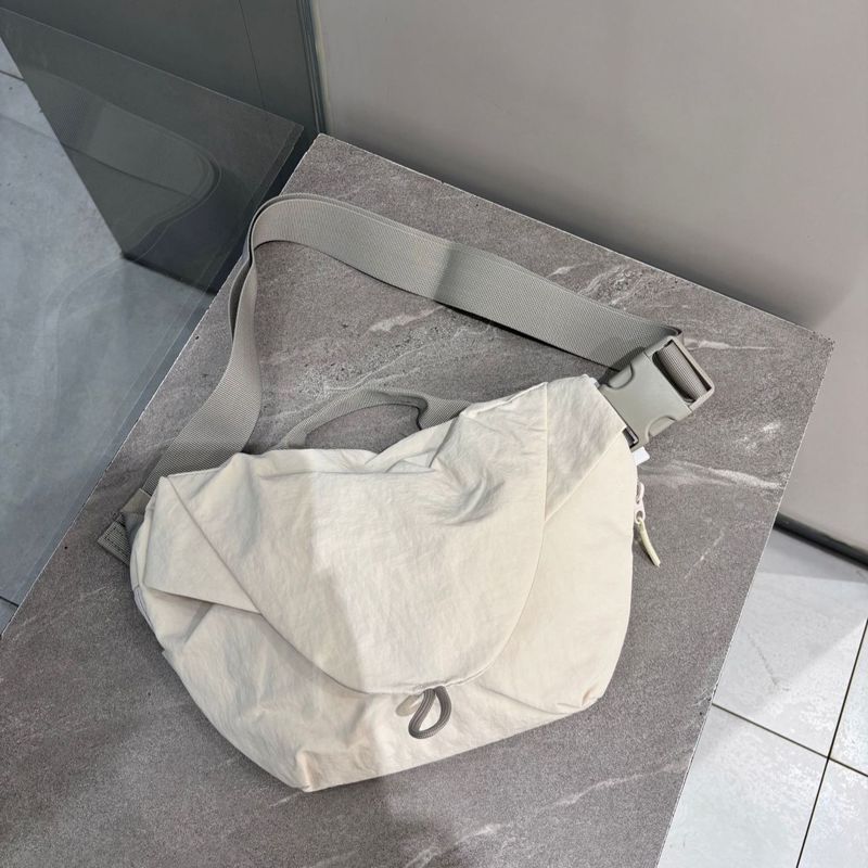 2025新款磁吸尼龙运动健身单肩挎包女士骑行专用饺子包时尚轻便