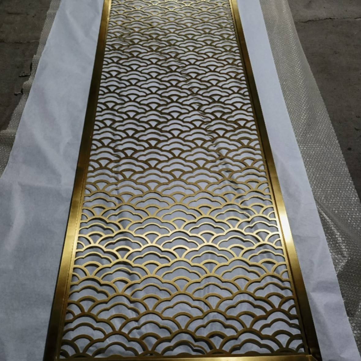 不锈钢屏风定制中式镂空花格祥云激光古铜隔断铝雕酒店售楼部装饰