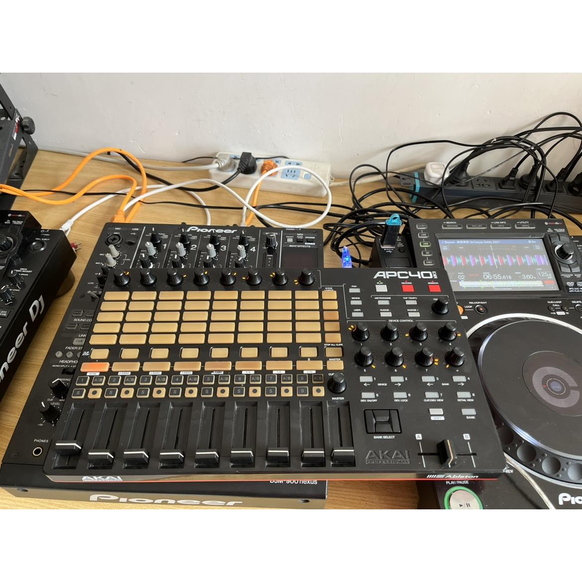 雅佳APC40MK2一个 AKAI酒吧灯光视频控制器 VJ控台保修