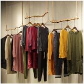 创意森系带皮树枝吊顶悬挂衣架覆古麻绳吊挂架服装 店橱窗挂板展架