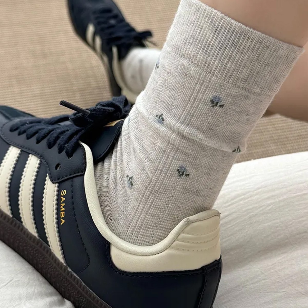 秋日温柔小碎花纯棉袜子女中筒袜miu系复古清冷风无骨百搭堆堆袜