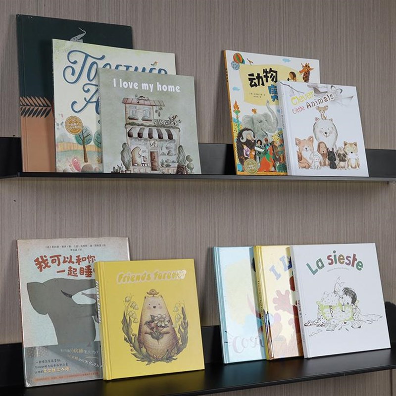 现代样板间儿童房书籍组合摆件售楼处玩耍区卡通英文漫画书装饰品