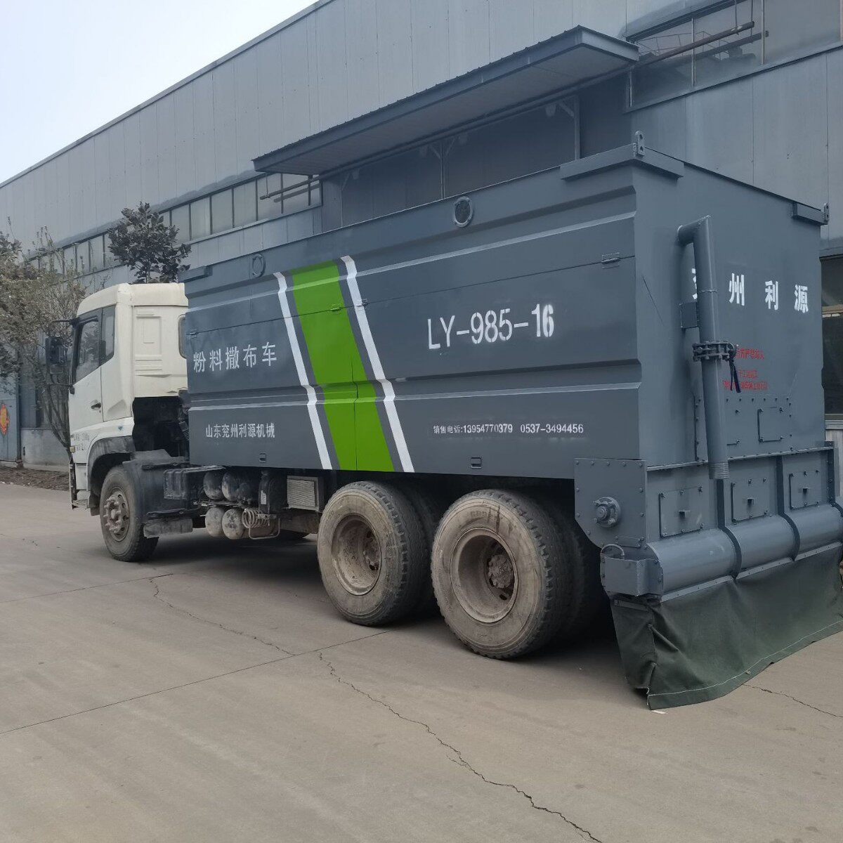 道路铺设全自动撒灰车 牵引式灰料撒布车 撒布宽度可调水泥撒灰机