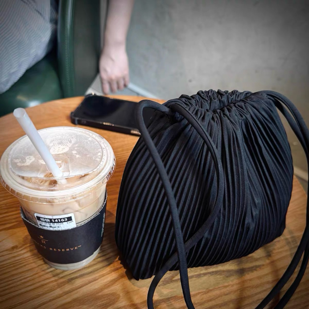 尾 小众设计C0～S极简风褶皱贝壳抽绳水桶包单肩斜挎包女