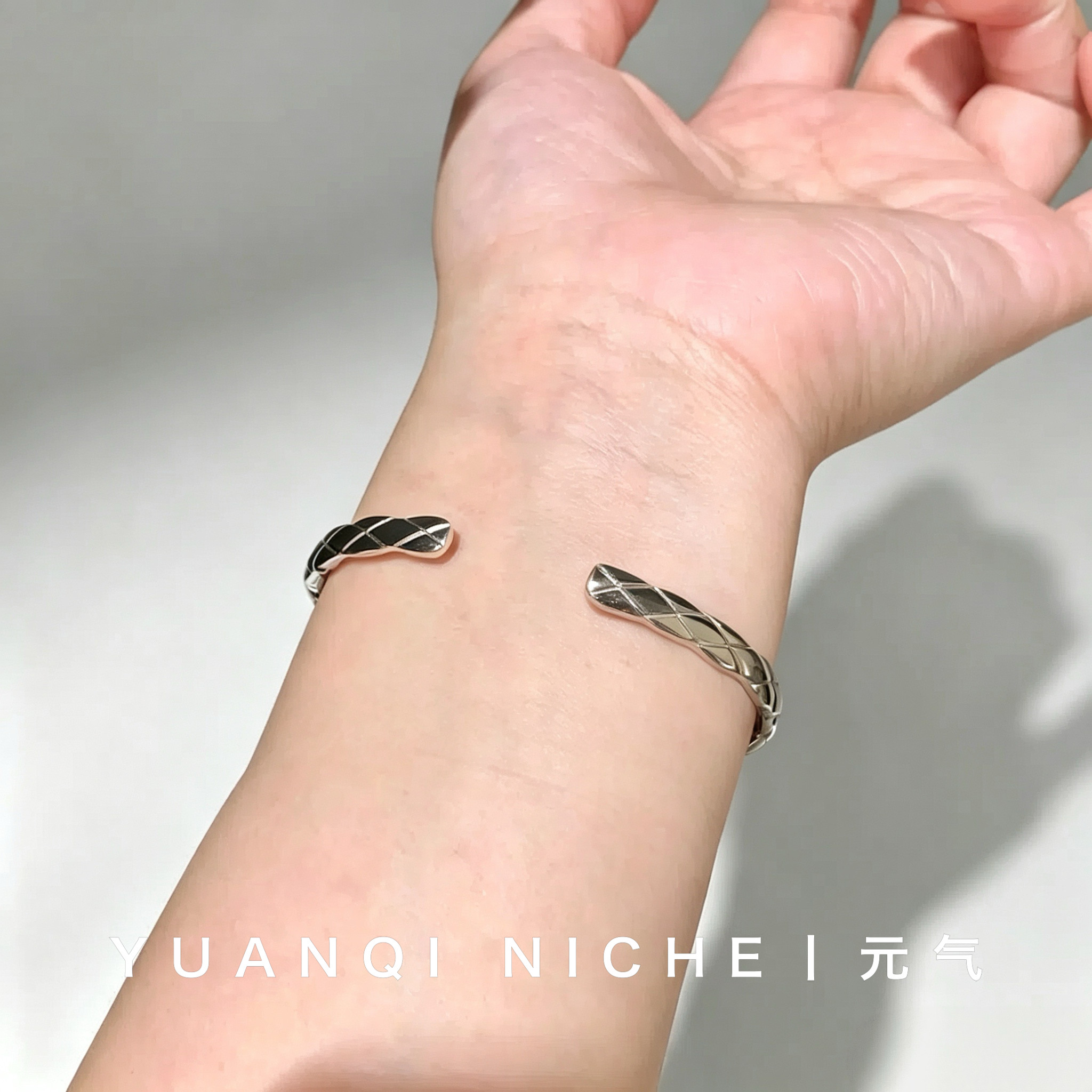 小香风重工菱格纹光面开口细手镯女S925纯银镀真金轻奢小众首饰