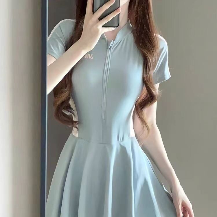连衣裙式泳衣女高级感2026新款学生保守显瘦运动平角裤大码游泳装