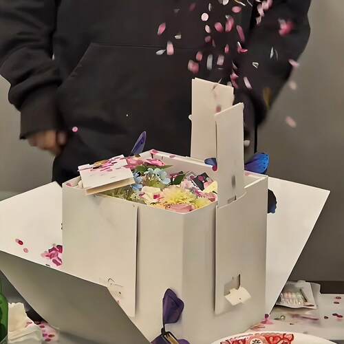 蝴蝶喷花礼盒生日惊喜盒子GIFT礼盒惊喜会飞的爆炸盒子生日仪式感