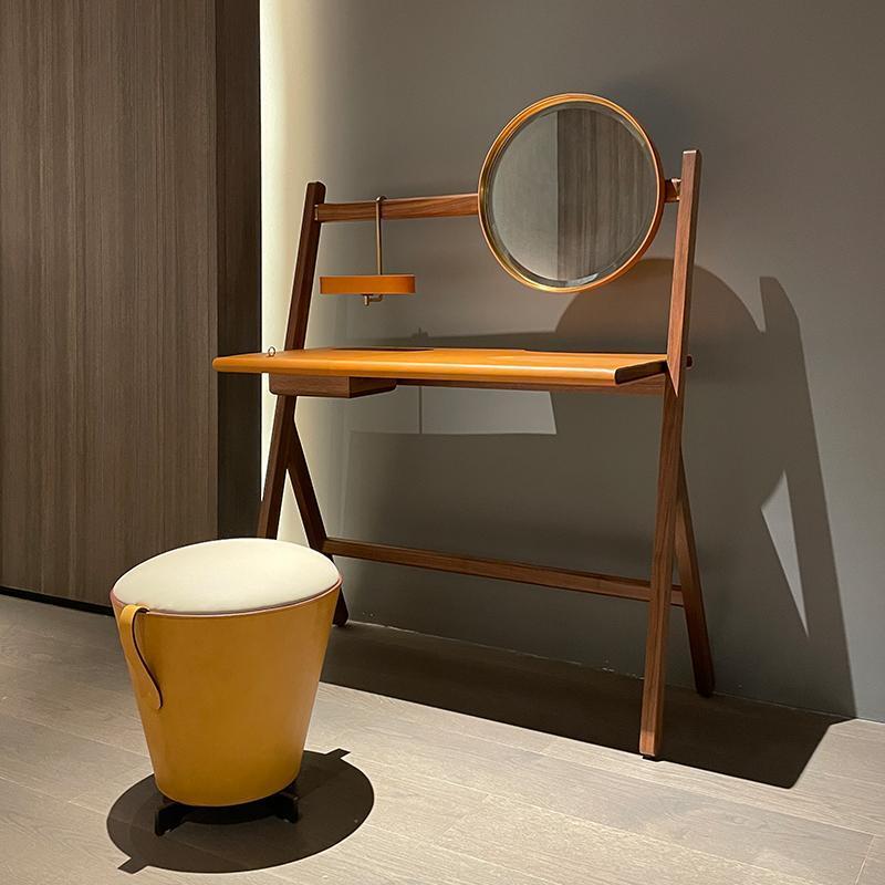 意式轻奢梳妆台卧室现代简约橙色马鞍皮硬皮实木化妆桌胡桃木饰面