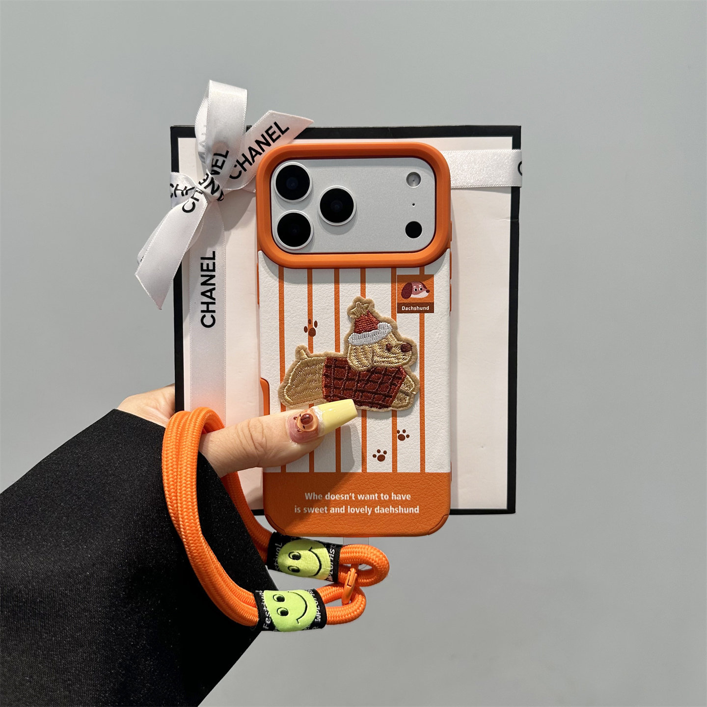 秋冬刺绣腊肠狗适用iphone17pro手机壳苹果15保护套14带挂绳外壳13橙色新款16promax高级感小众max超火女款
