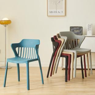 椅子家用塑料餐椅北欧简约现代靠背餐桌椅可叠放舒适卧室书桌凳子