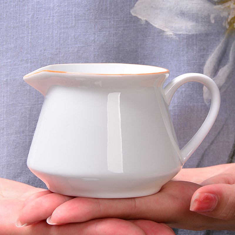 德化白瓷公杯陶瓷大号分茶器功夫茶具手工耐热甜白茶海