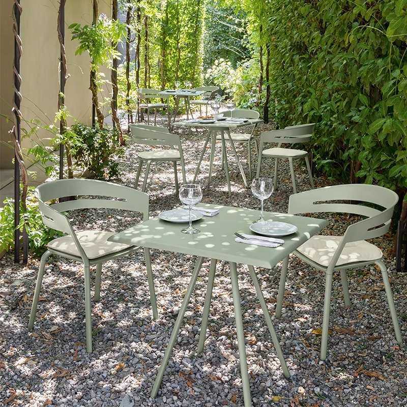 户外桌椅组合餐桌奶茶店咖啡厅民宿酒店阳台露台简约高级休闲花园