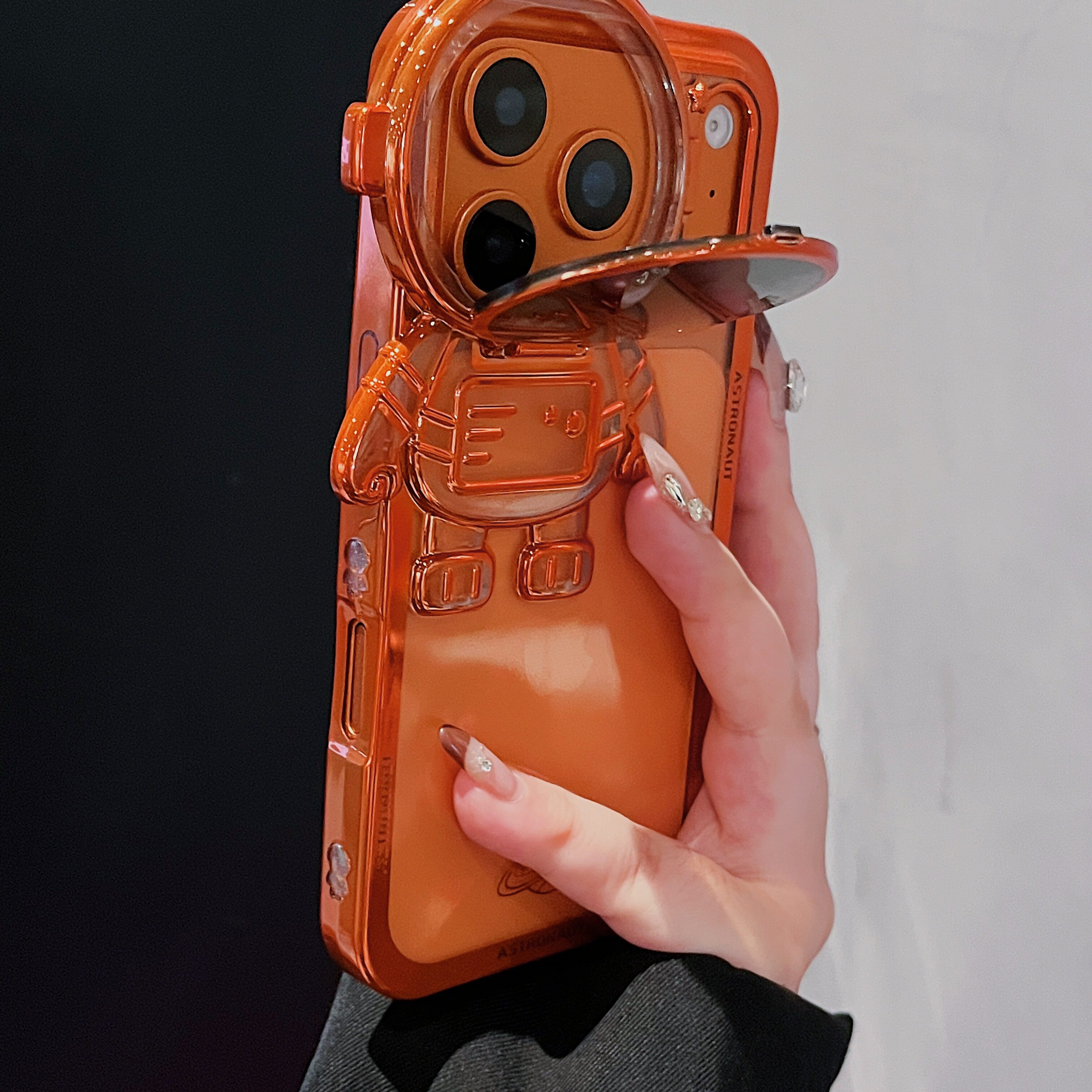 适用苹果17promax手机壳新款星宇橙宇航员镜头支架iPhone17pro全包防摔16promaxpro高级感15太空人14奢华男女