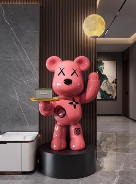 大型网红暴熊装饰物电视柜旁的落地式家居装饰物，优雅典雅