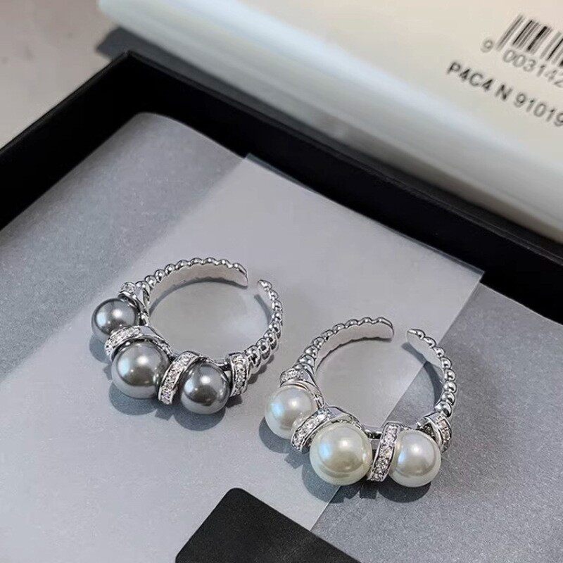 韩版精致灰色珍珠戒指女轻奢风百搭高级感开口食指戒三珍珠戒指