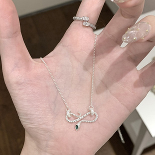 小红书爆款招财转运灵蛇项链女2025生肖本命年绿宝石小银蛇锁骨链