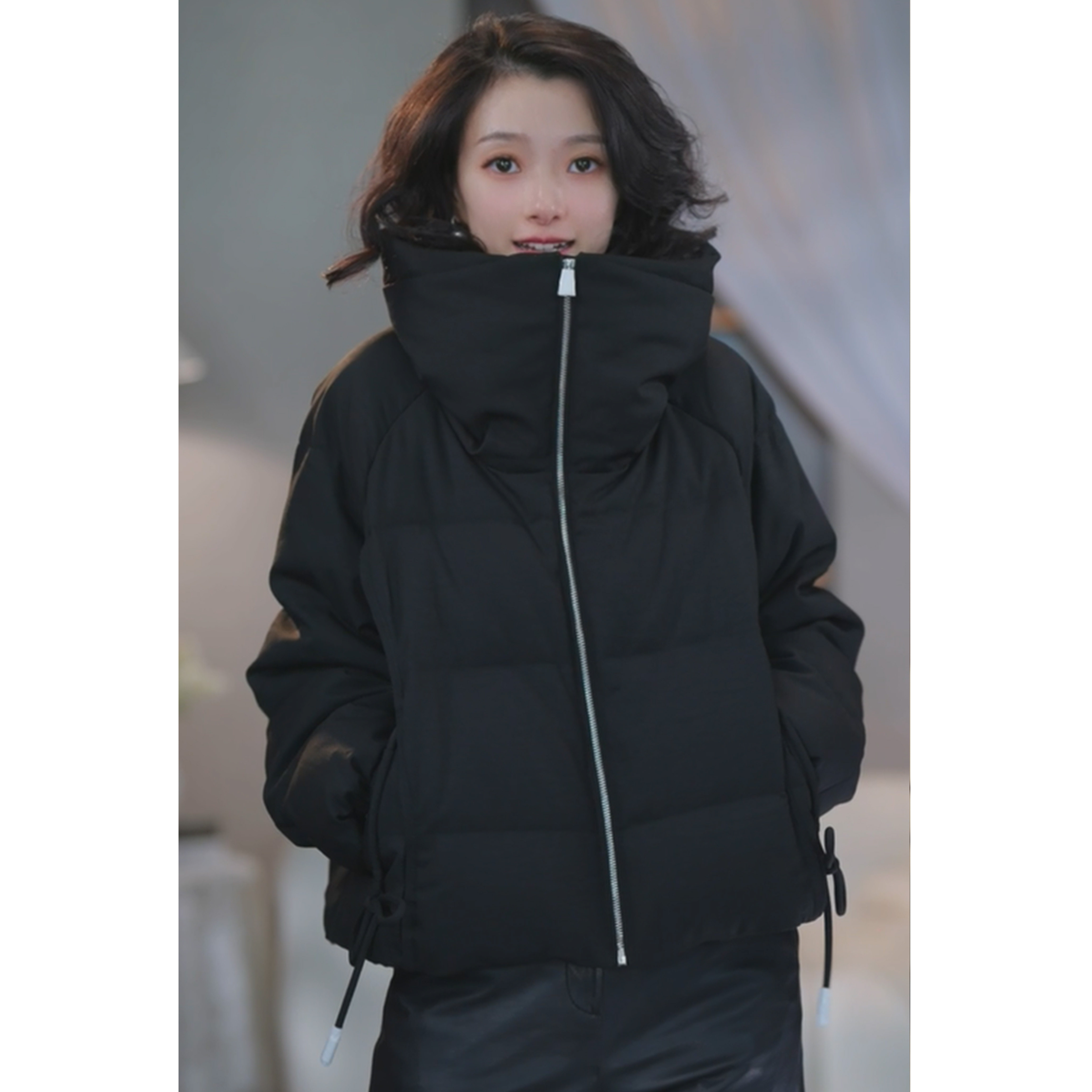 600+蓬松度廓形连帽抽绳羽绒服女